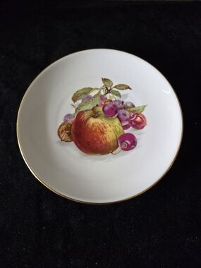 Porcelain Fruit Dessert Plate in White with Gold Rim, Kuba Bravaria Germany